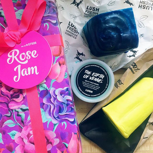 @lushcosmetics has an amazing variety of cruelty free products for everyone. I grabbed the Rose Jam kit for my mom for Mother's Day, a good chunk of #outbackmate soap (so good for tight muscles!), The Birth of Venus #jellymask, and MY FAVORITE the #antiope naked shower gel! I've been wanting to try out a naked product from Lush since they introduced them! What's something you always pick up when you're at Lush? 🐰
💕
#crueltyfreemakeup #crueltyfree #crueltyfreebeauty #crueltyfreecosmetics #crueltyfreeskincare #crueltyfreebeautyproducts #crueltyfreeblogger #cfbloggers #beautybloggers #ethicalbeauty #beautywithoutcruelty #beautywithoutbunnies #nottestedonanimals #noanimalsharmed #pawsoffbeauty #discoverunder5k #beautygram #makeupblog #beautyproducts #beautyjunkie #beautylover #skincareaddict #skincarejunkie #skincareroutine #skincareobsessed #slaytheflatlay #makeupflatlay